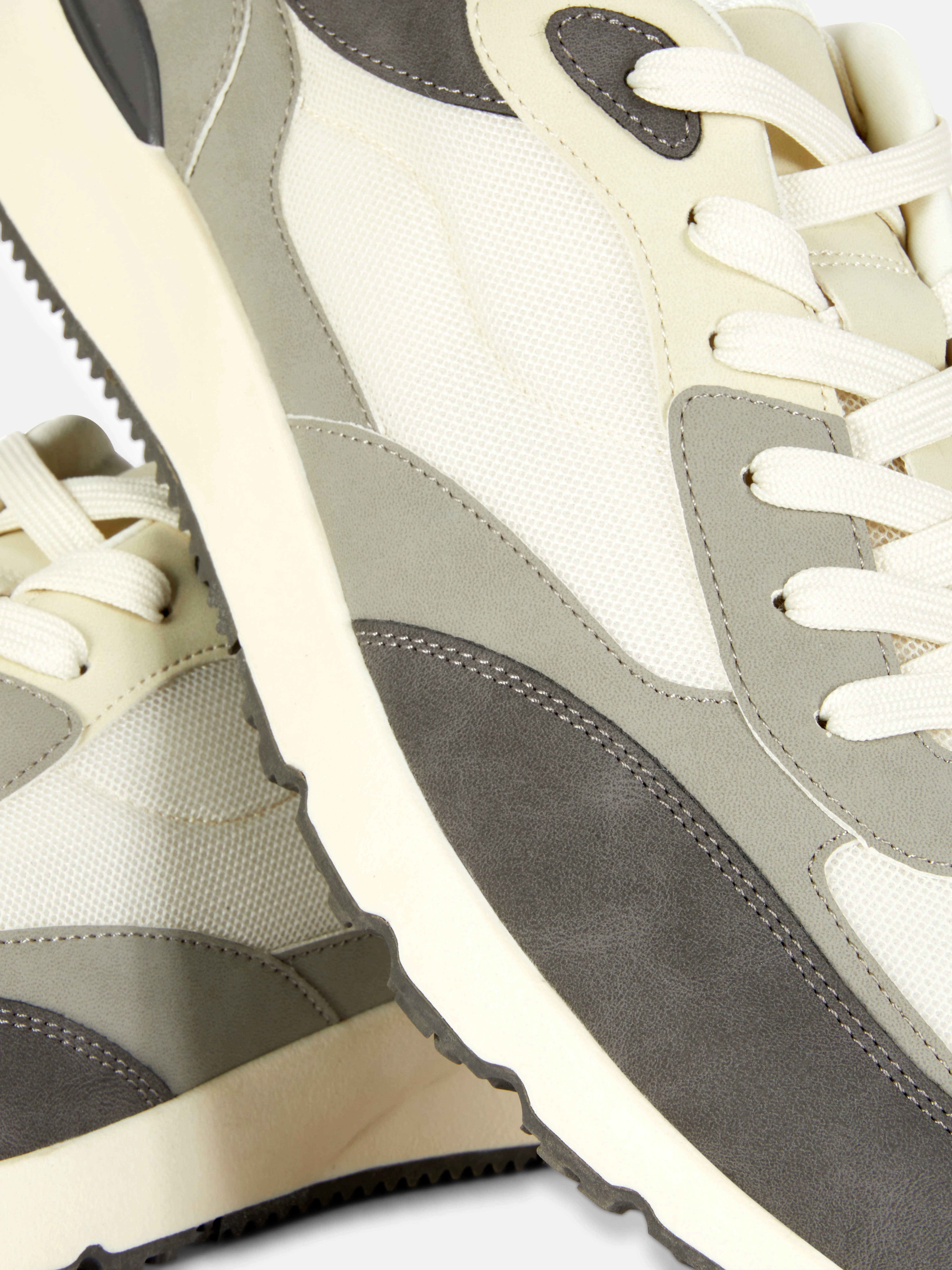 Zapatillas de estilo retro con paneles