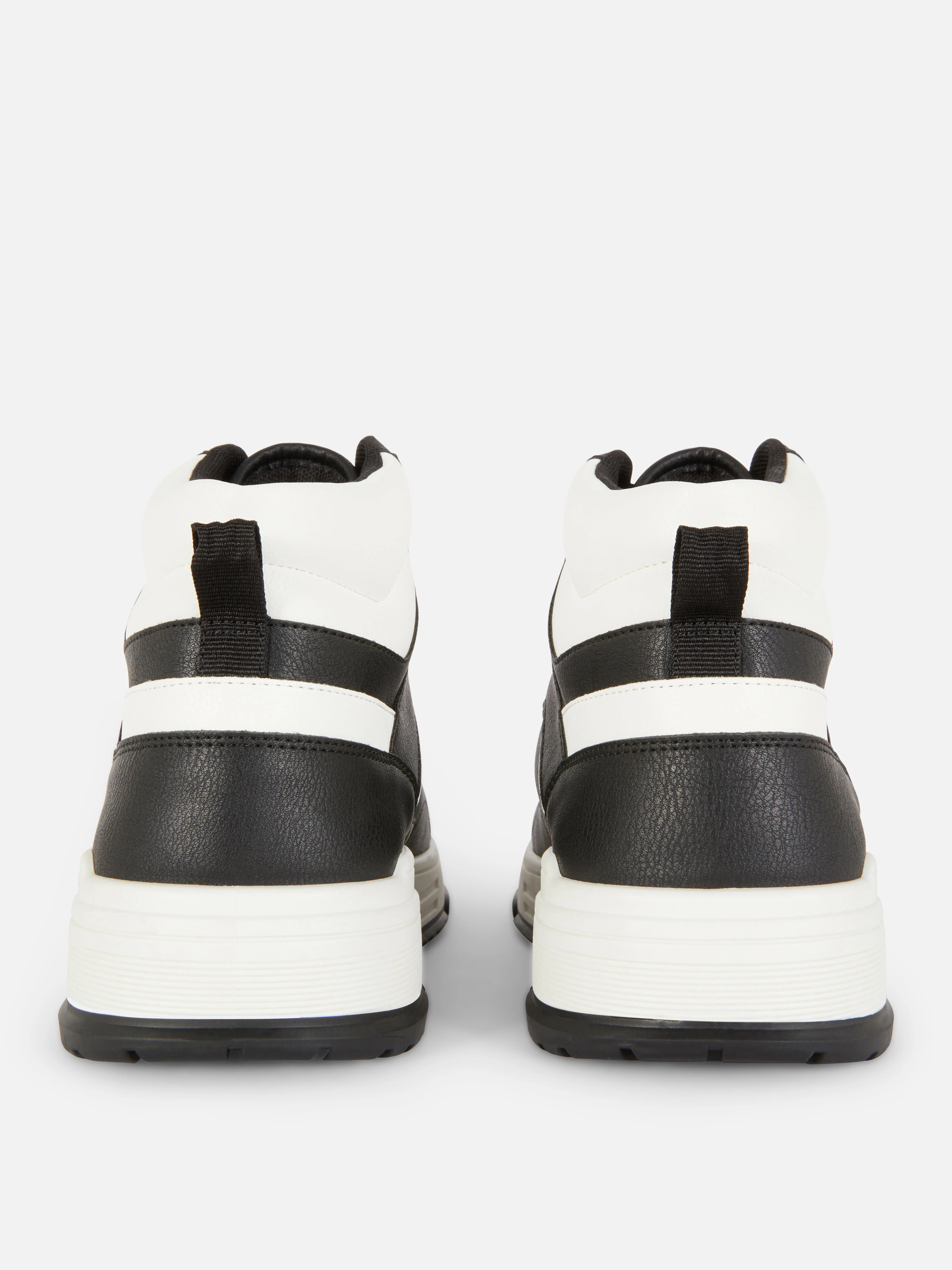 Zapatillas deportivas de caña alta con cordones