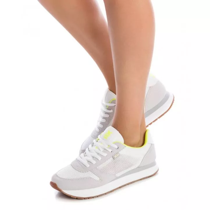 Zapatillas Xti 043787 blanca con detalles amarillos