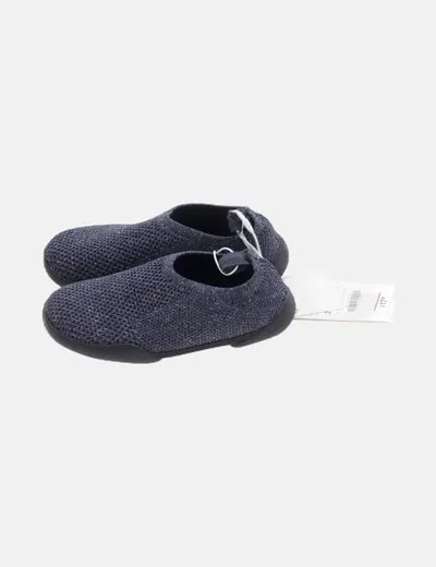 Zara Zapatilla azul básica